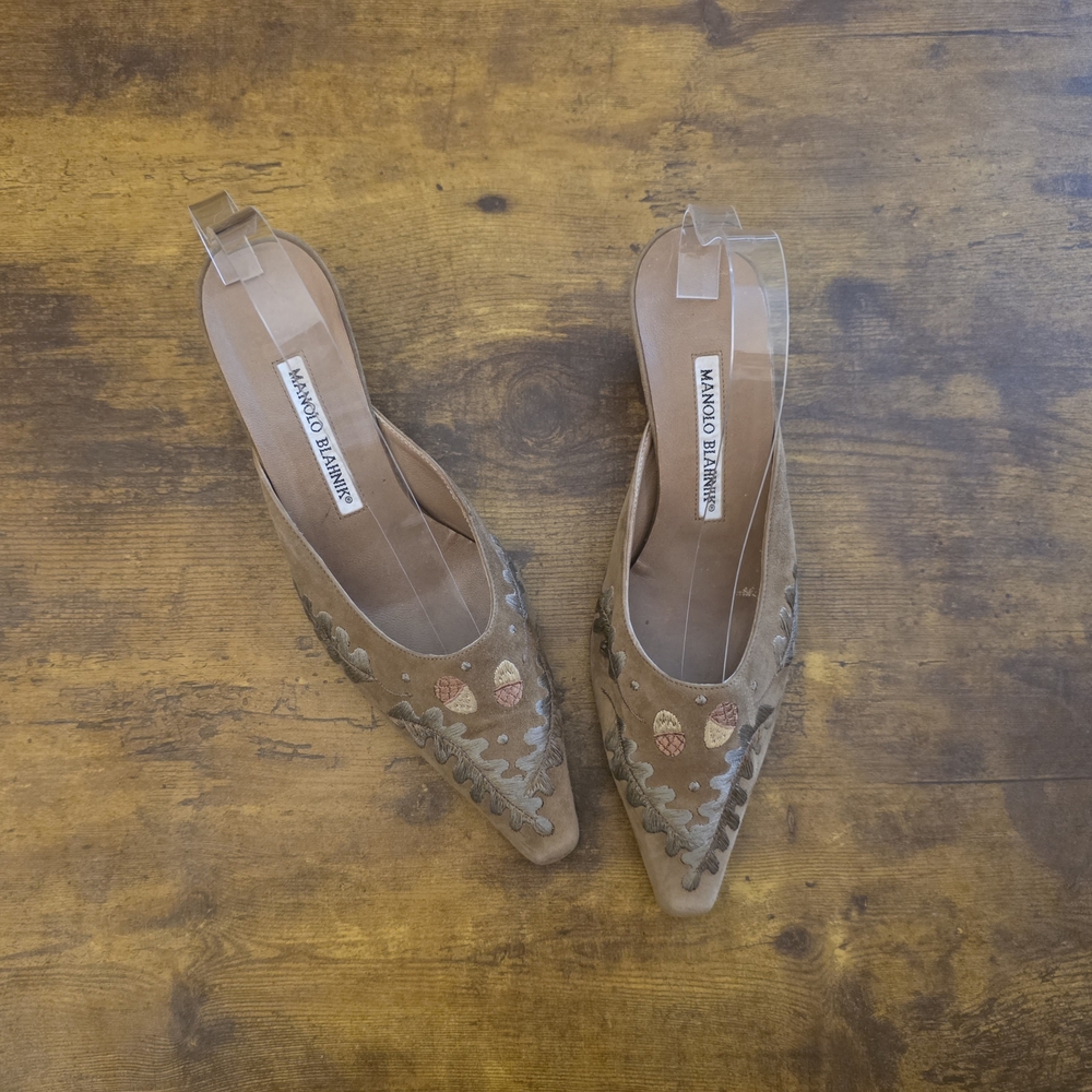 Manolo Blahnik Tan Brown Acorn Embroidered Heels - Picture 3 of 15
